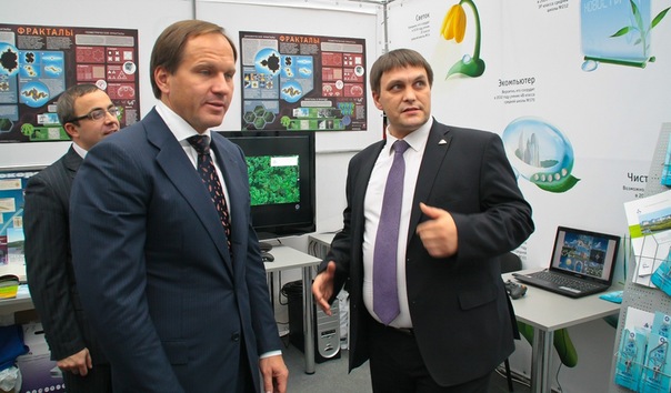 Фото к Экспозицию информационного центра на фестивале «Роботех-2011» посетил губернатор Красноярского края Лев Владимирович Кузнецов.