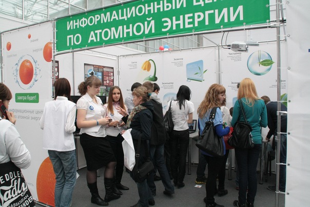 Фото к Экспозицию информационного центра на фестивале «Роботех-2011» посетил губернатор Красноярского края Лев Владимирович Кузнецов.