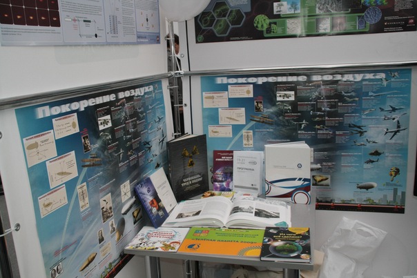Фото к Экспозицию информационного центра на фестивале «Роботех-2011» посетил губернатор Красноярского края Лев Владимирович Кузнецов.