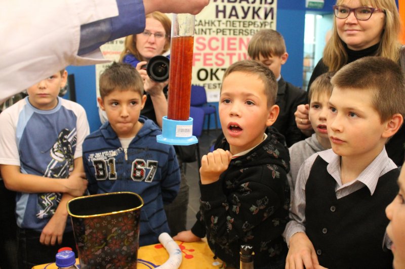 Фото к Более 2,5 тысячи школьников посетили Фестиваль науки в информационном центре по атомной энергии Санкт-Петербурга