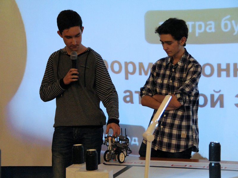Фото к От игры «в роботов» — в профессию: соревнования по робототехнике прошли в информационном центре по атомной энергии Нижнего Новгорода