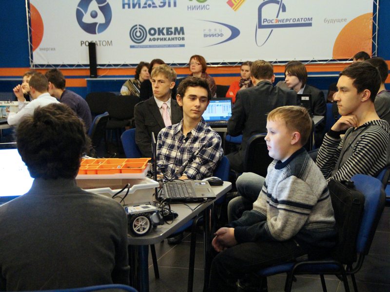Фото к От игры «в роботов» — в профессию: соревнования по робототехнике прошли в информационном центре по атомной энергии Нижнего Новгорода