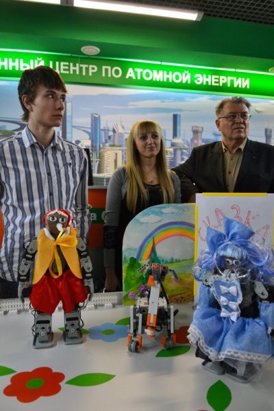 Фото к Более 400 человек посетили Вечер Робоискусств в информационном центре по атомной энергии