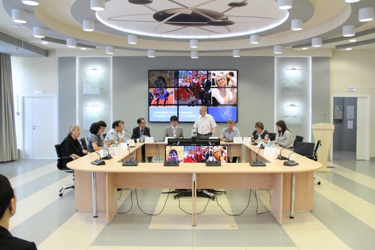 Фото к «Язык. Культура. Литература»: красноярский информационный центр по атомной энергии стал площадкой для российско-корейского литературного диалога