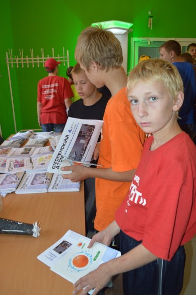 Фото к От атомной энергетики до колец Леонардо да Винчи: более 200 подростков из лагеря «Патриот» посетили смоленский информационный центр по атомной энергии