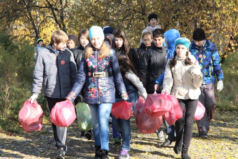 Фото к На праздновании Дня Енисея информцентр устроил Парад мусорных монстров