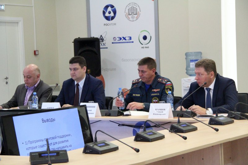 Фото к Губернатор Виктор Толоконский принял участие в работе круглого стола по вопросам дошкольного образования в ИЦАЭ Красноярска