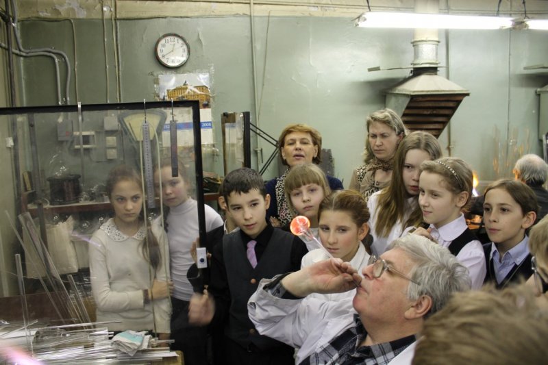 Фото к «Дуть будут все»: петербургские школьники посетили старейшую стеклодувную мастерскую 
