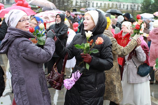 Фото к 3000 человек станцевали «Вальс Победы» в Екатеринбурге