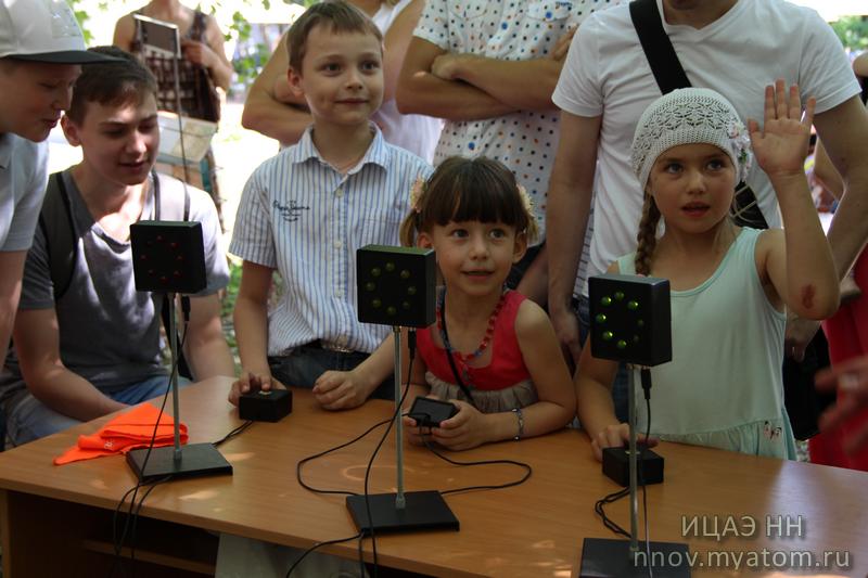 Фото к Учись, играй и зажигай: ИЦАЭ развернули научно-интерактивные площадки на городских фестивалях