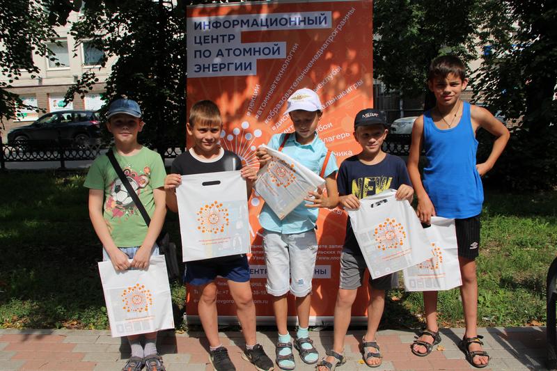 Фото к «Профессии атомной отрасли»: в «Читающем сквере на Звездинке» презентовали книжку-раскраску