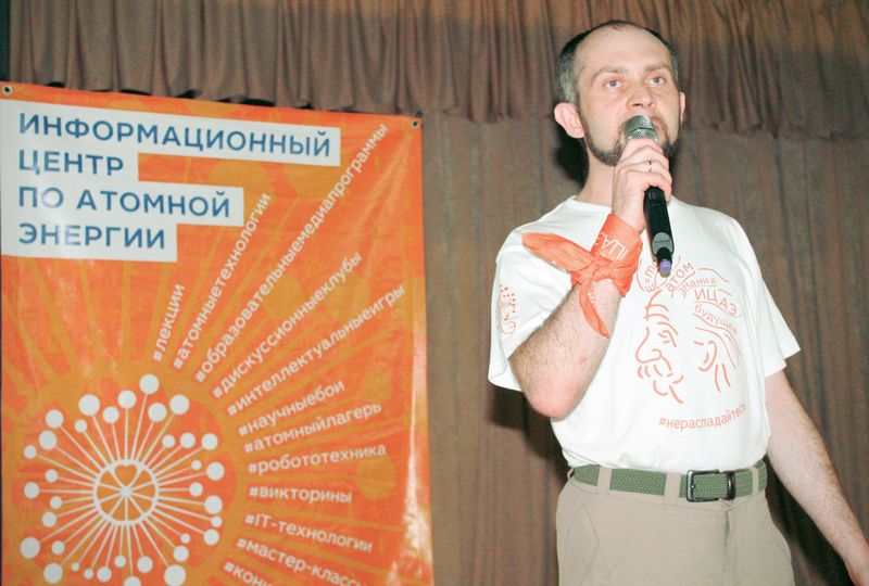 Фото к Полететь в космос или сделать татуировку: в Челябинске выступил популяризатор космонавтики Александр Хохлов