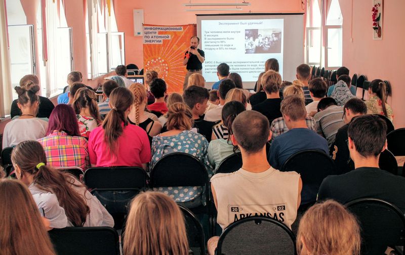 Фото к Полететь в космос или сделать татуировку: в Челябинске выступил популяризатор космонавтики Александр Хохлов